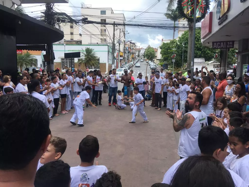 5° Festival Colorindo a Capoeira reúne centenas de pessoas em Santos Dumont